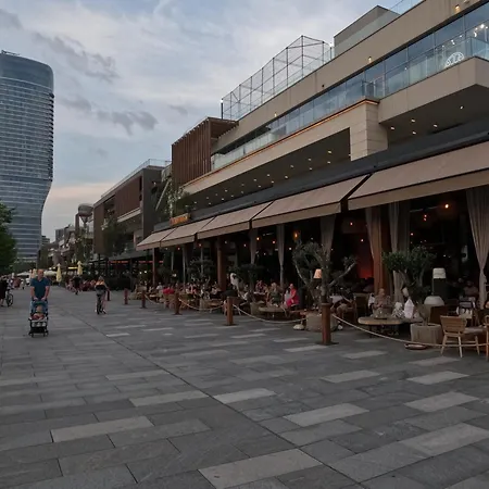 Center House Apartment *