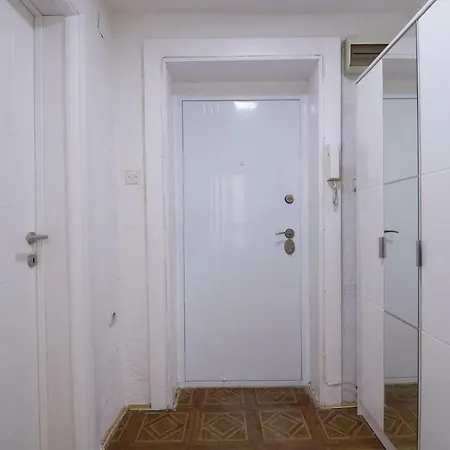 Center House Apartment *