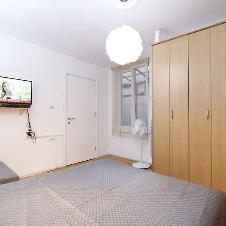 Center House Apartment *